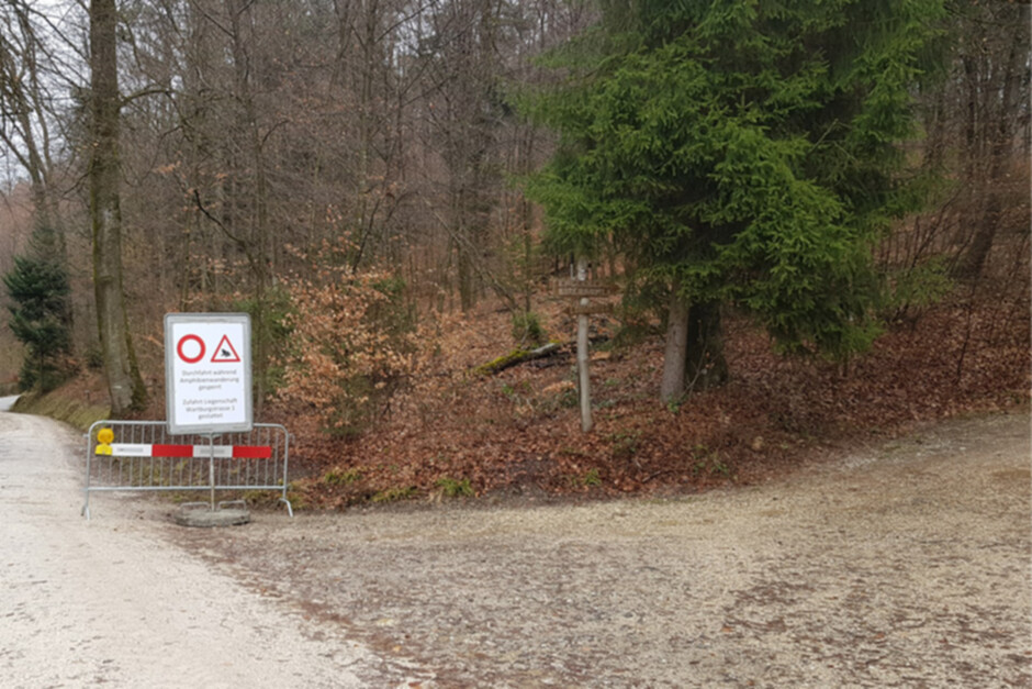 Strassensperrung Amphibienschutz.jpg Strassensperrung Amphibienschutz.jpg